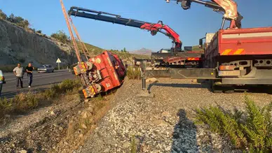 Antalya'da orman yangınına giden ekibin su ikmal aracı devrildi