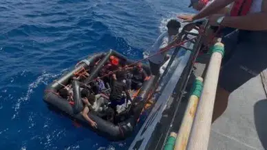 Fethiye açıklarında sürüklenen teknedeki 6 kişi ekipler tarafından kurtarıldı