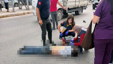 Adana'da feci kaza: Üst geçitten caddeye düşen kişiye minibüs çarptı