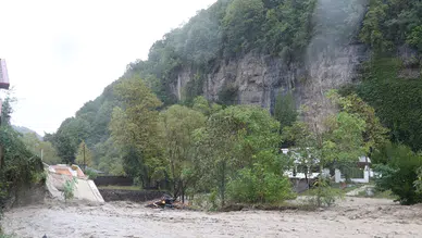 Sakarya Sapanca'da sel felaketi! İki katlı ev ve köprü yıkıldı, camilerden uyarı anonsları yapıldı