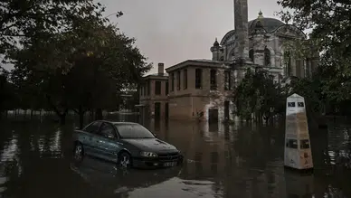 Kağıthane Deresi taştı! Tarihi Sadabad Camii'ni sel bastı