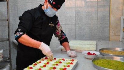 Güllaç ustalarının ramazanda yoğun mesaisi