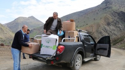 Dağları aşıp ulaştıkları köyde yüzleri güldürdüler