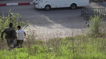 Mahalleli yakalamak için peşine düştü! Çocuk parkalarına da gidiyor