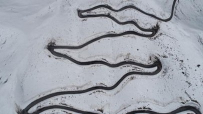 Yılan gibi kıvrılıyor: Doğu'nun zorlu geçidine giden yoldan geçmek yürek istiyor