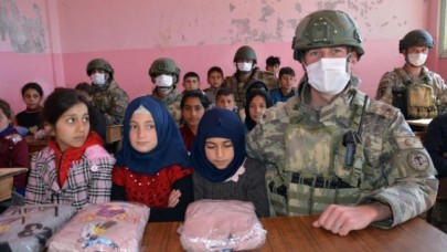 Mehmetçik Resulayn'daki çocuklara yardım dağıttı