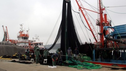 Karadeniz'de balıkçılar ağları "hamsi" için onarıyor