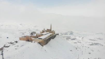Tarihi İshak Paşa Sarayı kar birikintilerinden temizleniyor