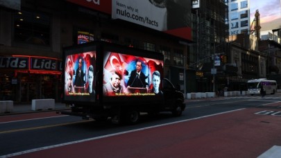 'Stop Erdogan' reklamına karşılık Times Meydanı'nda 15 Temmuz'u anlatan dijital ekranlı kamyonet