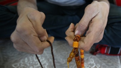 Dev adama boyuna uygun seccade,  tespih ve Kur’an-ı Kerim