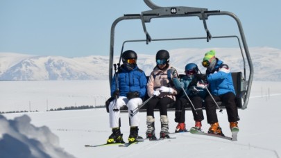 Cıbıltepe Kayak Merkezinde kayak keyfi devam ediyor