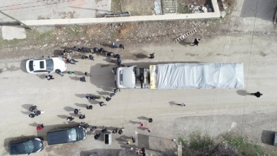 Bingöl'ün Elmalı köyü sakinleri İdlib'deki yetimler için yardım malzemesi topladı