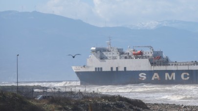 İskenderun Körfezi'nde 8 yıldır demirli bulunan hacizli gemi,  fırtına nedeniyle karaya oturdu