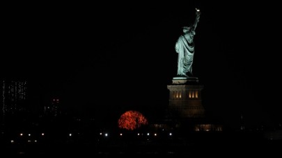 New York'da beliren dolunay,  görsel şölen sundu