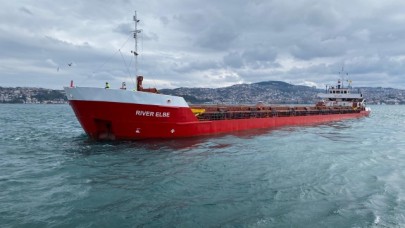 İstanbul Boğazı'nda yük gemisi makine arızası nedeniyle demirledi