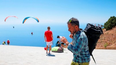 İşinden evine "uçarak" gidiyor