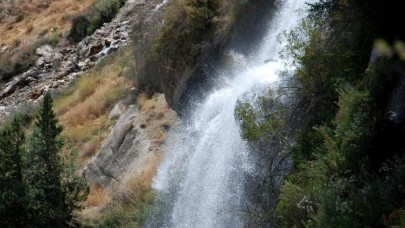 Akdağ'dan fışkıran güzellik: Uçarsu Şelalesi