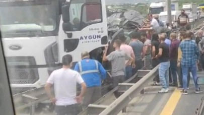 TEM'de feci kaza: TIR ile bariyer arasında sıkıştı
