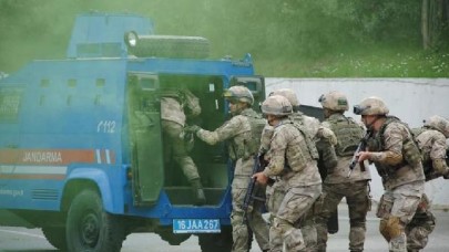 Jandarmadan,  astsubay adaylarına nefes kesen tatbikat