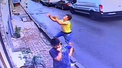 İkinci kattan düşen bebeği havada yakaladı