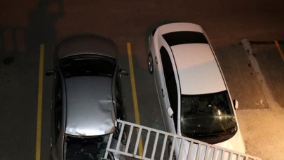 Otomobil 3 metre aşağıya düştü: Yaralılar var