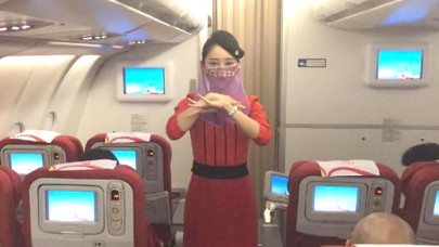 Çinli hosteslerden 10 bin metrede şov