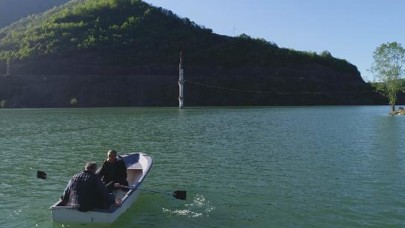 Su altında kalan minareye sandalla ziyaret