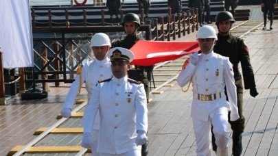 100 yıllık gurur! Atatürk'ü temsil eden bayrak karaya çıkarıldı