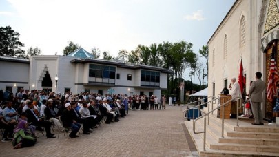 ABD'de yüzlerce kişi Diyanet Camisi'nin kundaklanmasını protesto etti