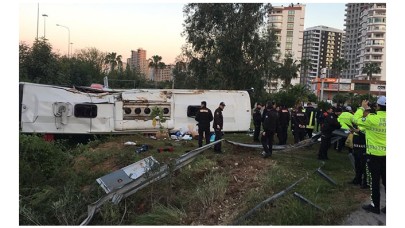 Adana'da yolcu otobüsü devrildi: 2 ölü,  29 yaralı