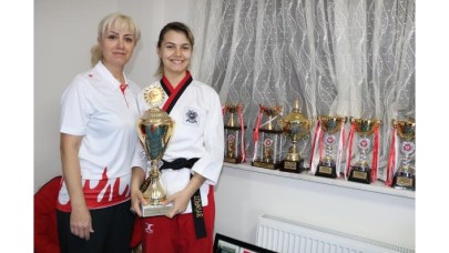 Antrenör annesiyle 9 yılda 121 madalya kazandı