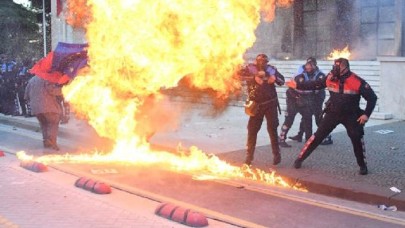 Protestocular başbakanlık binasına molotof ile saldırdı