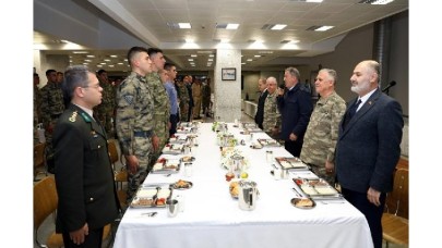 Bakan Akar,  Mehmetçik ile iftar yaptı