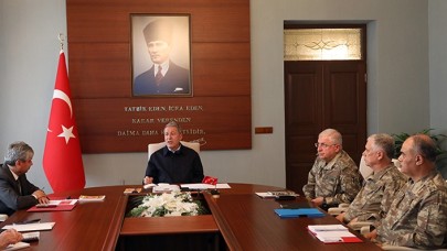 Bakan Akar ve komutanlar sınır hattında