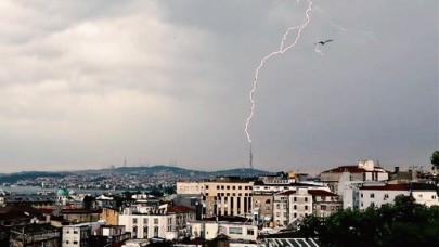 Çamlıca'da yıldırım düşmesi böyle görüntülendi