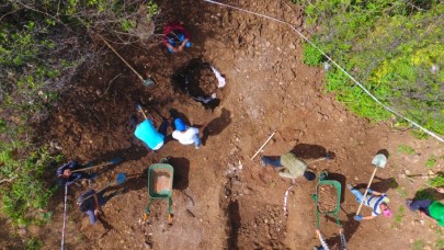Çanakkale’de kaçak kazıda zemin mozaiği ortaya çıktı