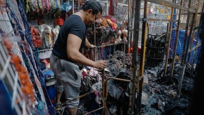 Çıkan yangında 30 dükkan yok oldu