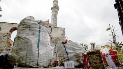 Defineciler 500 yıllık camide kazılmadık yer bırakmadı!