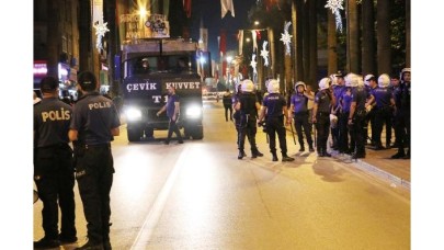 Denizli'de şampiyon iki takımın taraftarları kavga etti