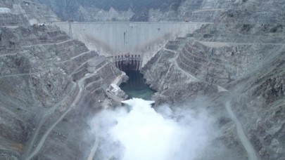 Deriner Barajı'nda dolusavaklardan su bırakıldı