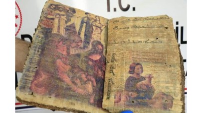 Diyarbakır'da 1400 yıllık dini motifli kitap ele geçirildi