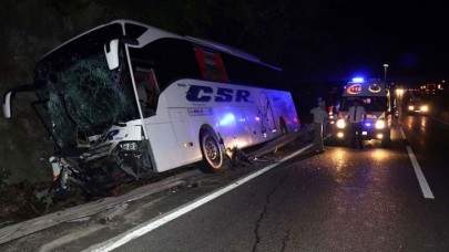 Yolcu otobüsü traktörle çarpıştı: 1 ölü,  12 yaralı