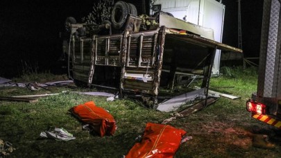 Düzensiz göçmenleri taşıyan kamyon devrildi: Çok sayıda ölü ve yaralı