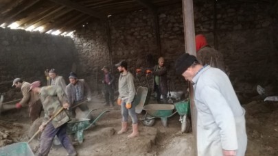 Erzurum'da bir ahırın çatısı çöktü: 2 ölü,  2 yaralı