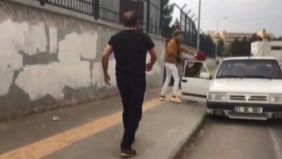 Eşi ve çocuğuna yolda şiddet uyguladı