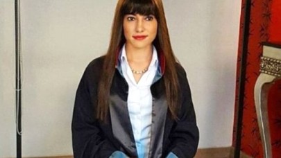 Etek boyu tartışmasının kahramanı avukat,  aynı etekle adliyede poz verdi