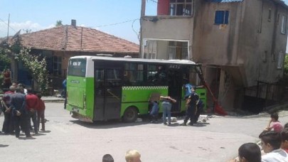 Freni boşalan halk otobüsü binaya daldı!