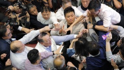 Hong Kong parlamentosunda kavga çıktı