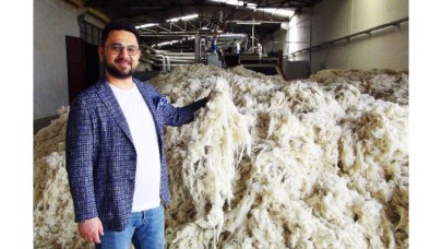 İşlediği koyun yünlerini dünyaya satıyor