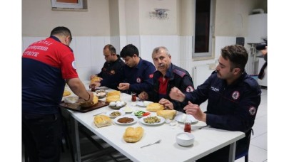 İtfaiyeciler ilk sahuru görev başında yaptı